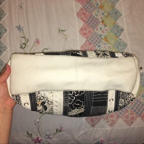 Clearance 🛍 White and black flowery fossil handbag. - Picture 3 of 6